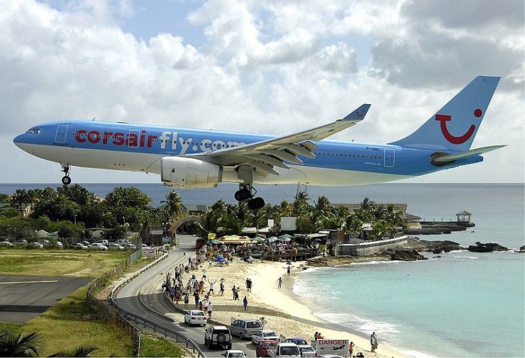 Екстремно отвяване на Карибски плаж от ниско прелитащи самолети