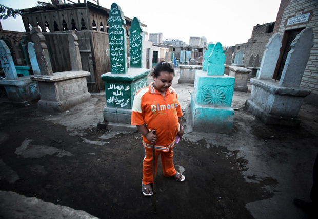 "Град на мъртвите" - снимки на семейства, които живеят насред гробищата на Кайро 