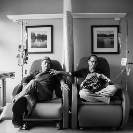 Фотографка заснема трогателни портрети на болните си от рак родители