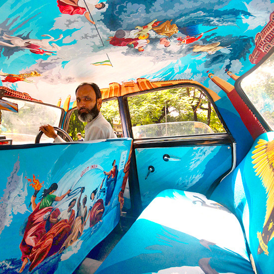 Индийски таксита превърнати в колоритно пътуващо изкуство