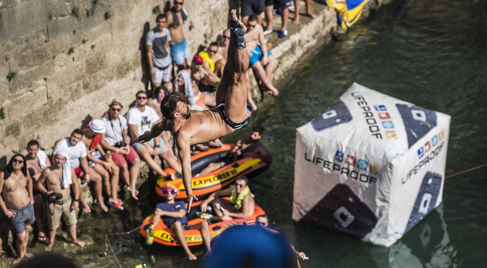 Българският гмуркач Тодор Спасов в челната десятка в световните серии Red Bull Cliff Diving в Мостар