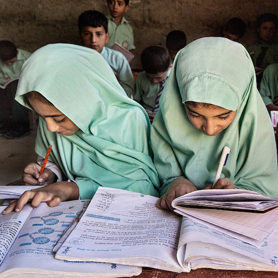 Ежедневната борба за образование на малките деца в Северен Пакистан