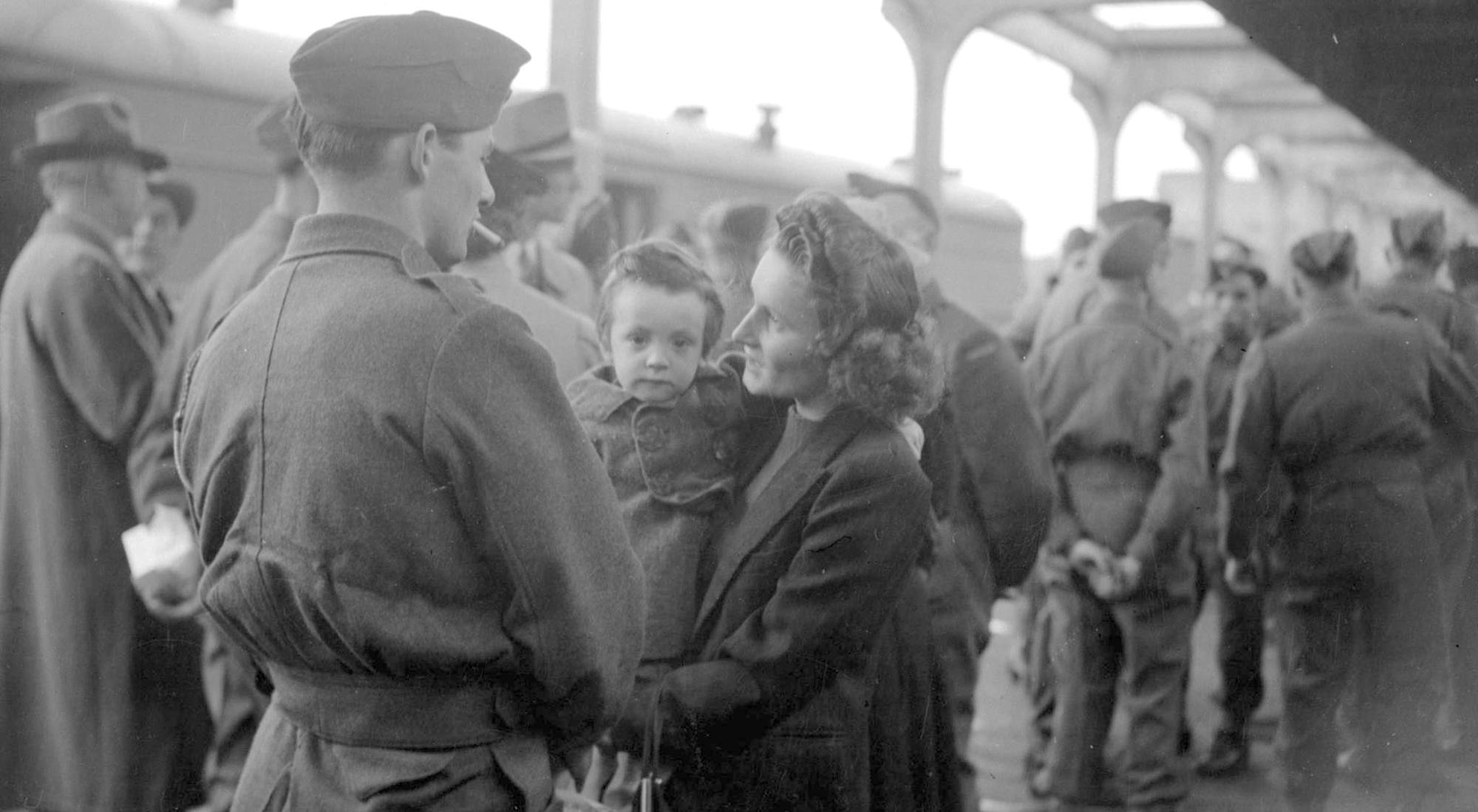 Войниците и техните деца | Емоционални фотографии от Втората Световна война