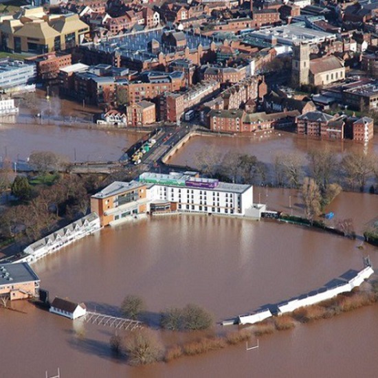 Шокиращи кадри от наводненията във Великобритания