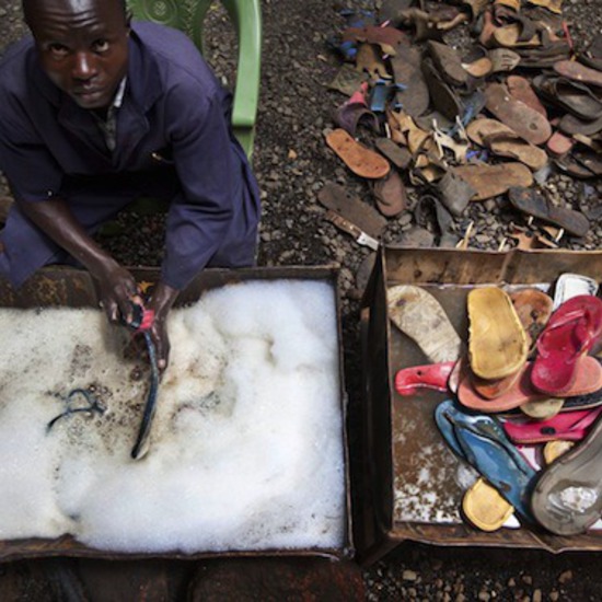 Рециклираща компания от Кения превръща стари обувки в нови играчки
