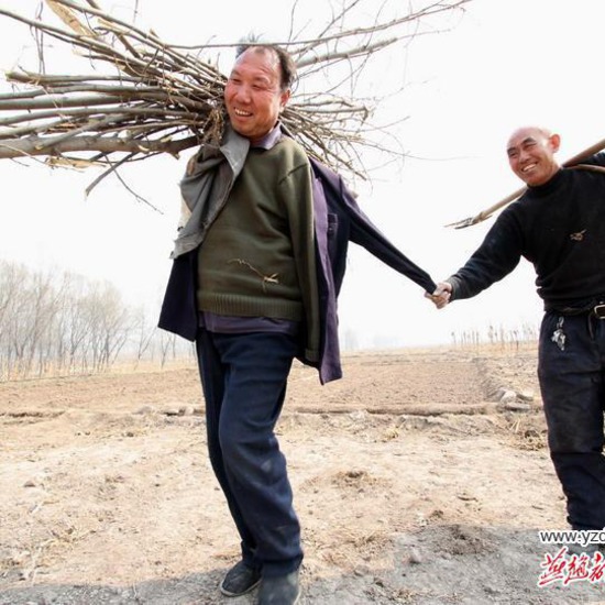 Как един сляп мъж и неговия приятел без ръце засадиха 10000 дървета