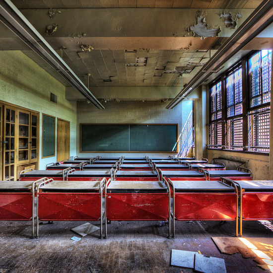 Натрапчиви снимки на изоставени училища по света