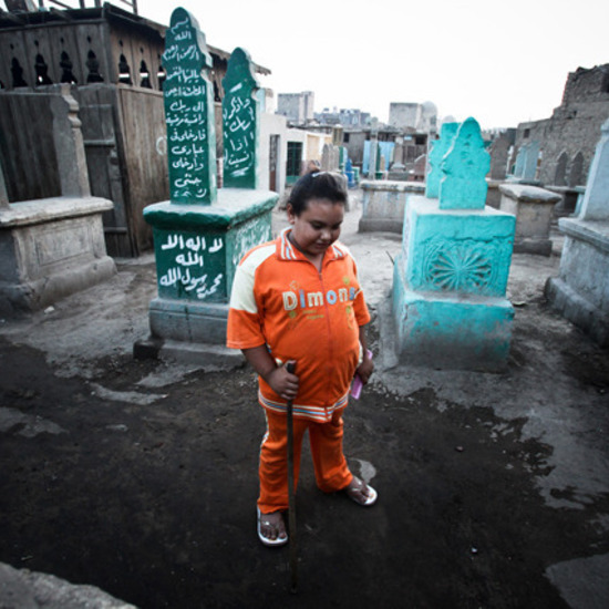 "Град на мъртвите" - снимки на семейства, които живеят насред гробищата на Кайро 
