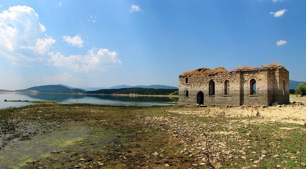  1024px-Submerged church Sveti Ivan Rilski Zapalnya 