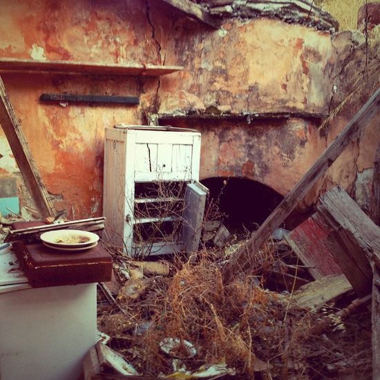 Сред развалините на къщата на Янис Рицос 