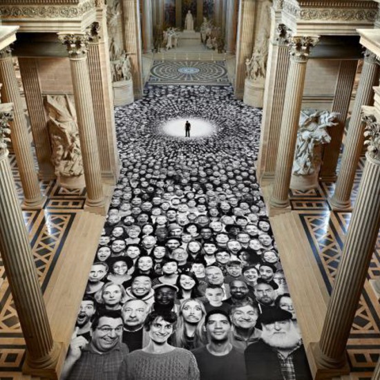 Пантеонът в Париж покрит с хиляди монохромни портрети
