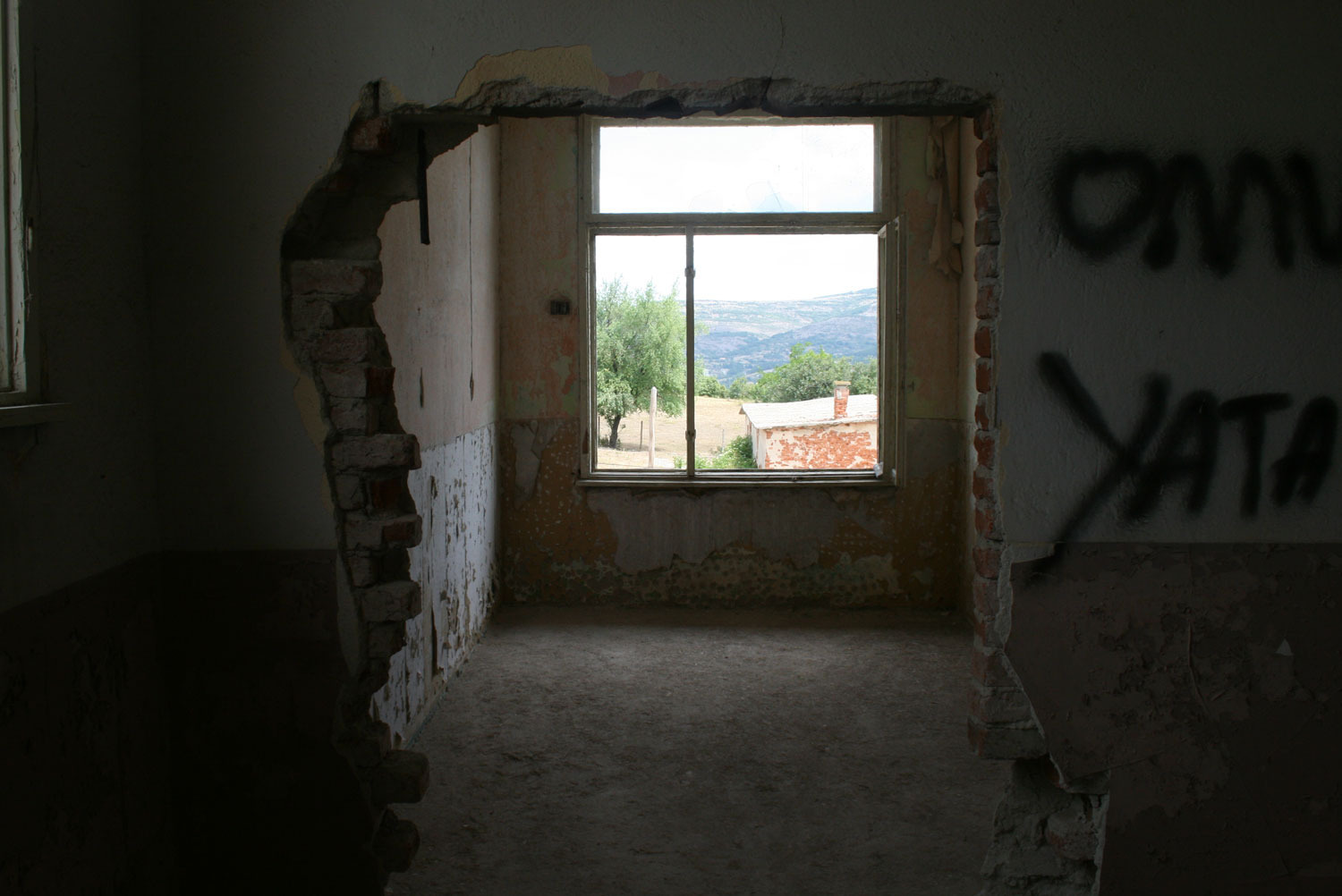  015-Looking-into-my-bedroom-the-gap-will-become-an-internal-window 