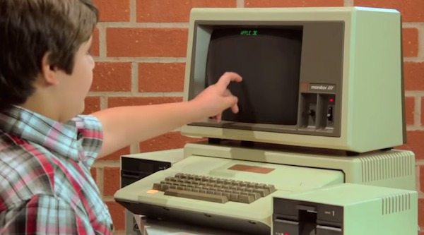 Забавни реакции на деца пред стар Apple компютър