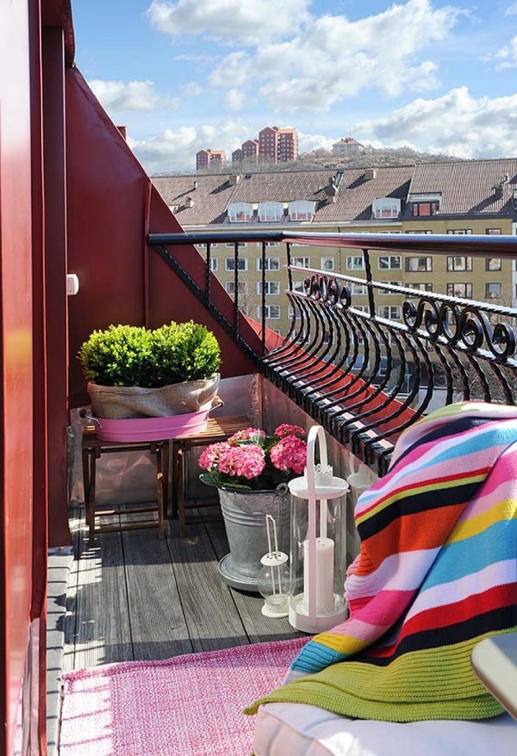 balcony-design-steel-small-space-with-pink-flower-decoration