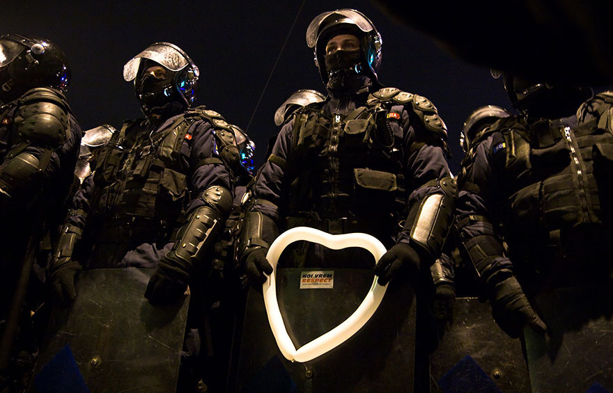  moments-of-peace-during-protests-16 