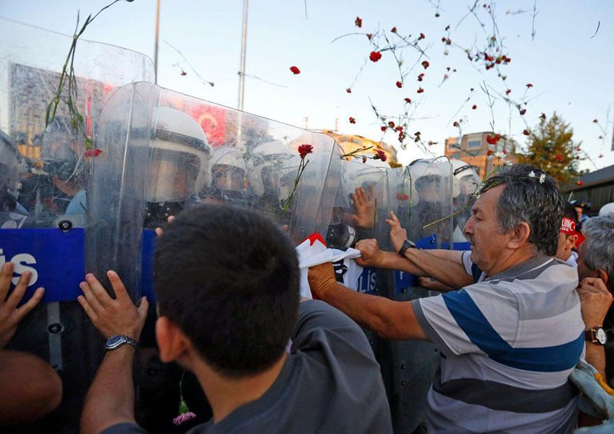  moments-of-peace-during-protests-15 