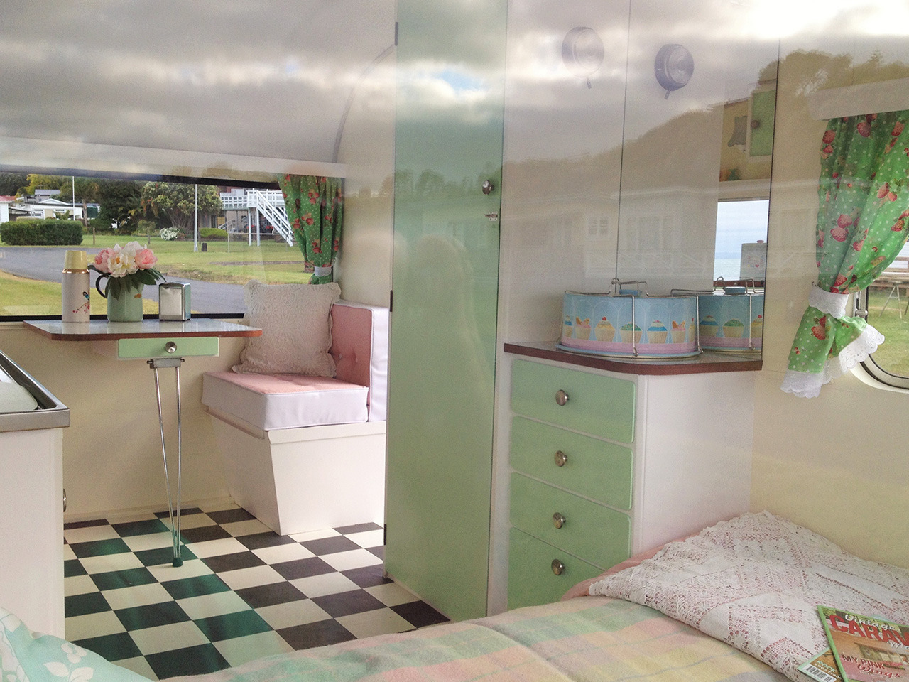  tanner-craft-vintage-caravan-05 