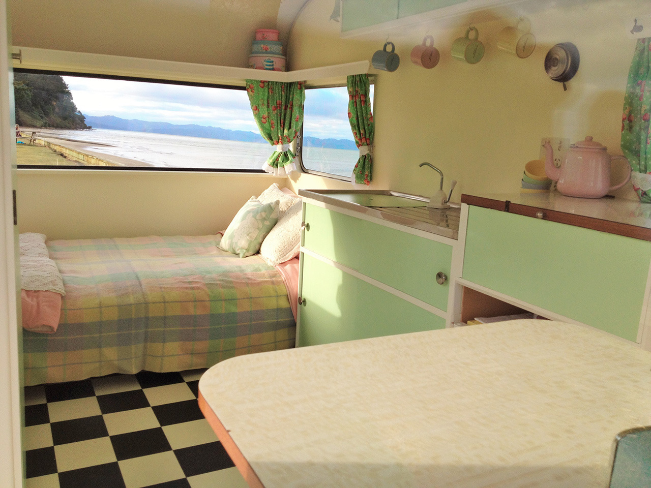  tanner-craft-vintage-caravan-04 