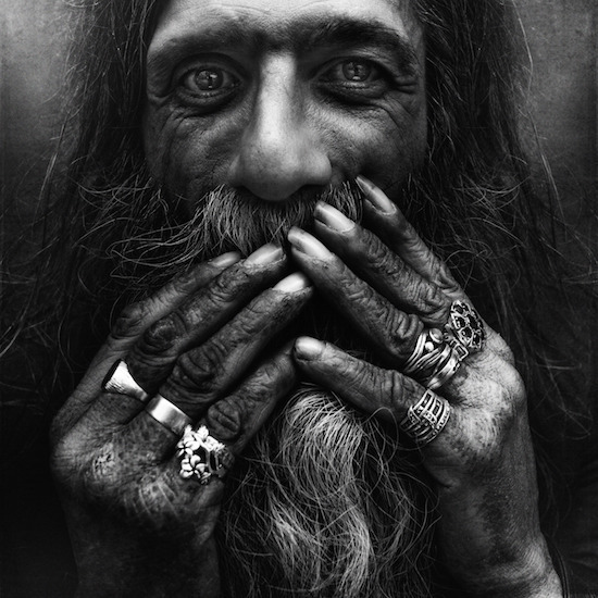 Силно емоционални портрети на бездомни хора от Lee Jeffries