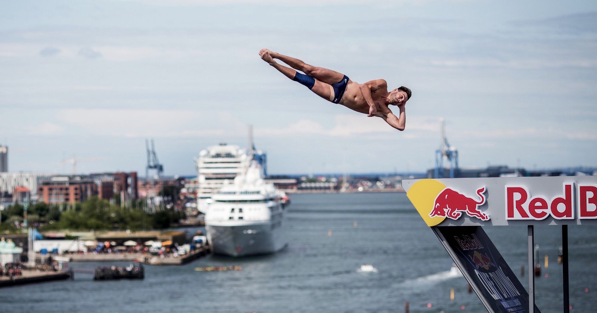 Четвърта победа за Гари Хънт и Тодор Спасов отново на подиума на Red Bull Cliff Diving 2015