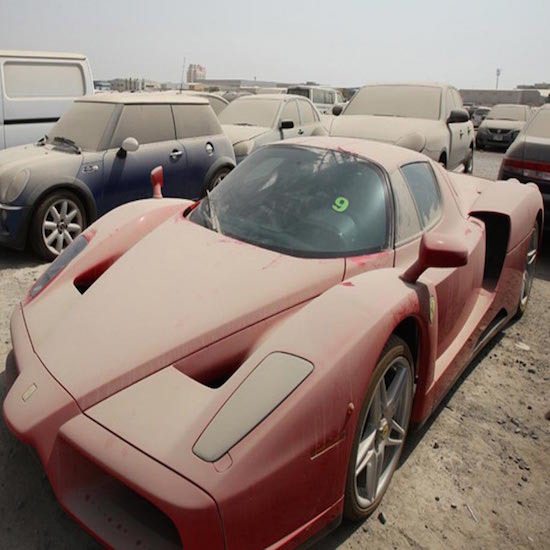 Хиляди изоставени скъпи коли по улиците на Дубай! 