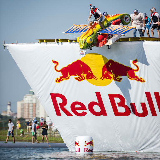 Отбори с летящи имена и дъх на барбекю плениха феновете на  Red Bull FLUGTAG Варна