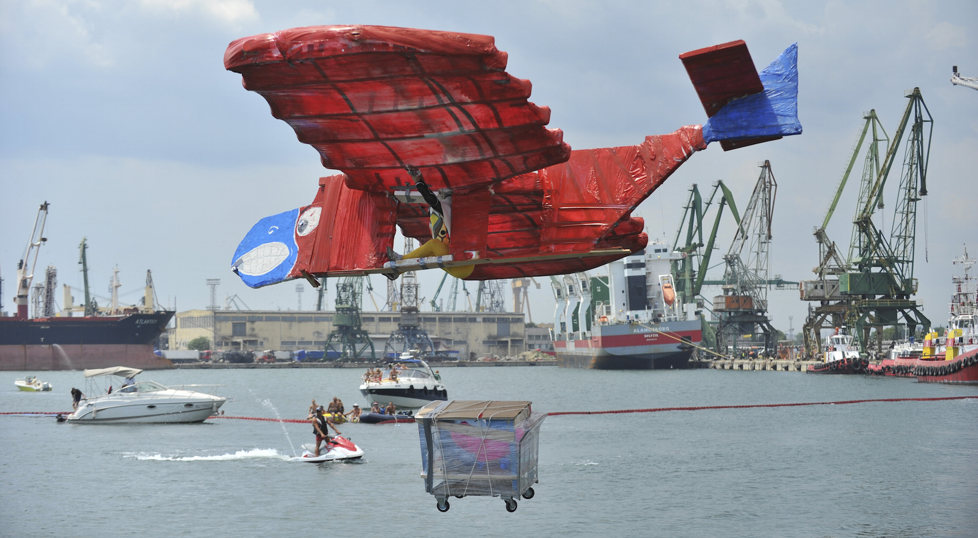 „Самолето-носачи“ преодоляват гравитацията с общи усилия в първия Red Bull Flugtag на Пристанище Варна