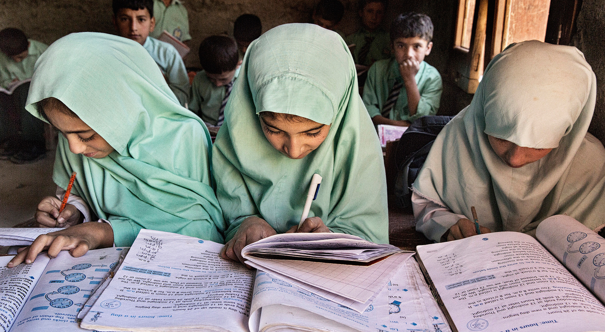 Ежедневната борба за образование на малките деца в Северен Пакистан