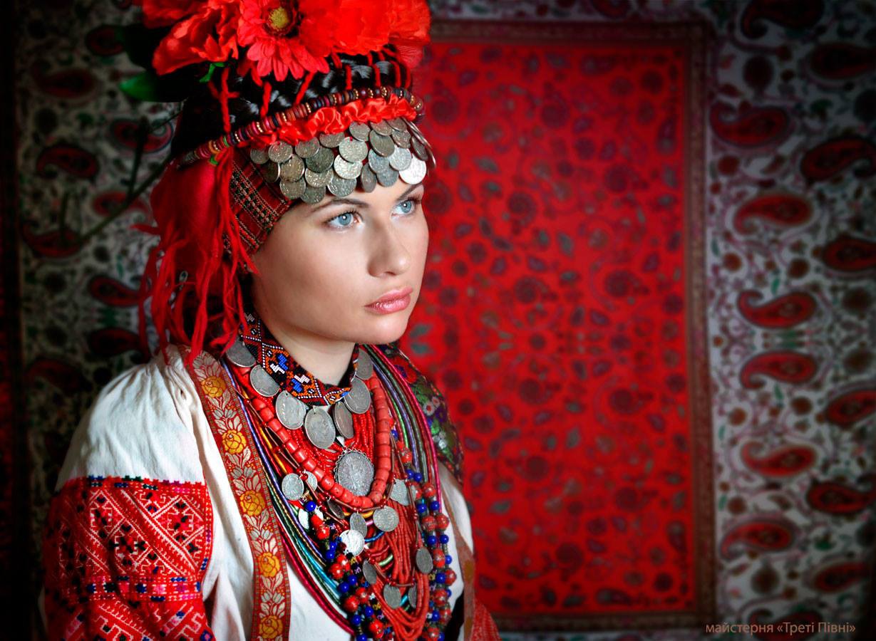 Этнический русский человек. Украинский костюм женский. Украинский народный костюм. Украинский девичий костюм. Русский костюм.