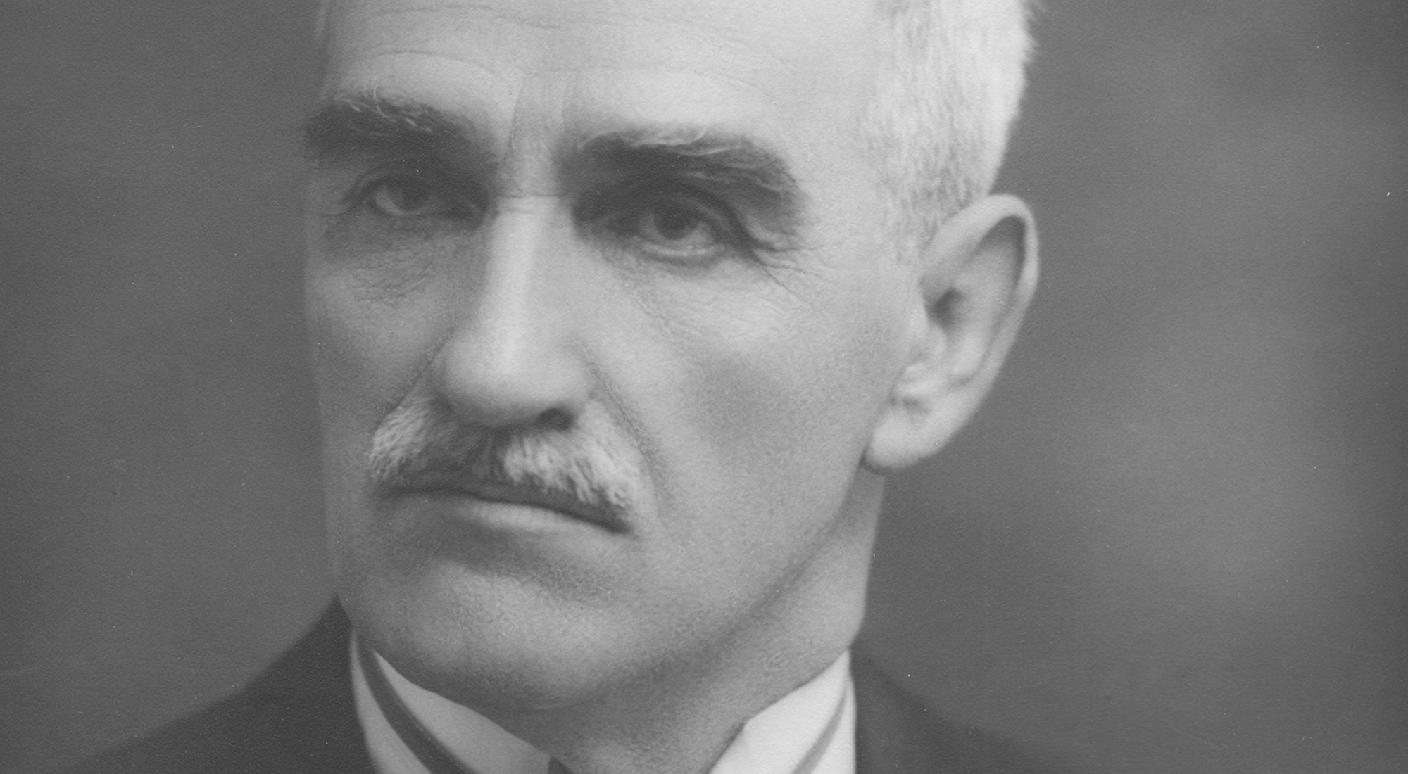 Дъбът расте и крепне след бури; само тревата се развива при спокойно и