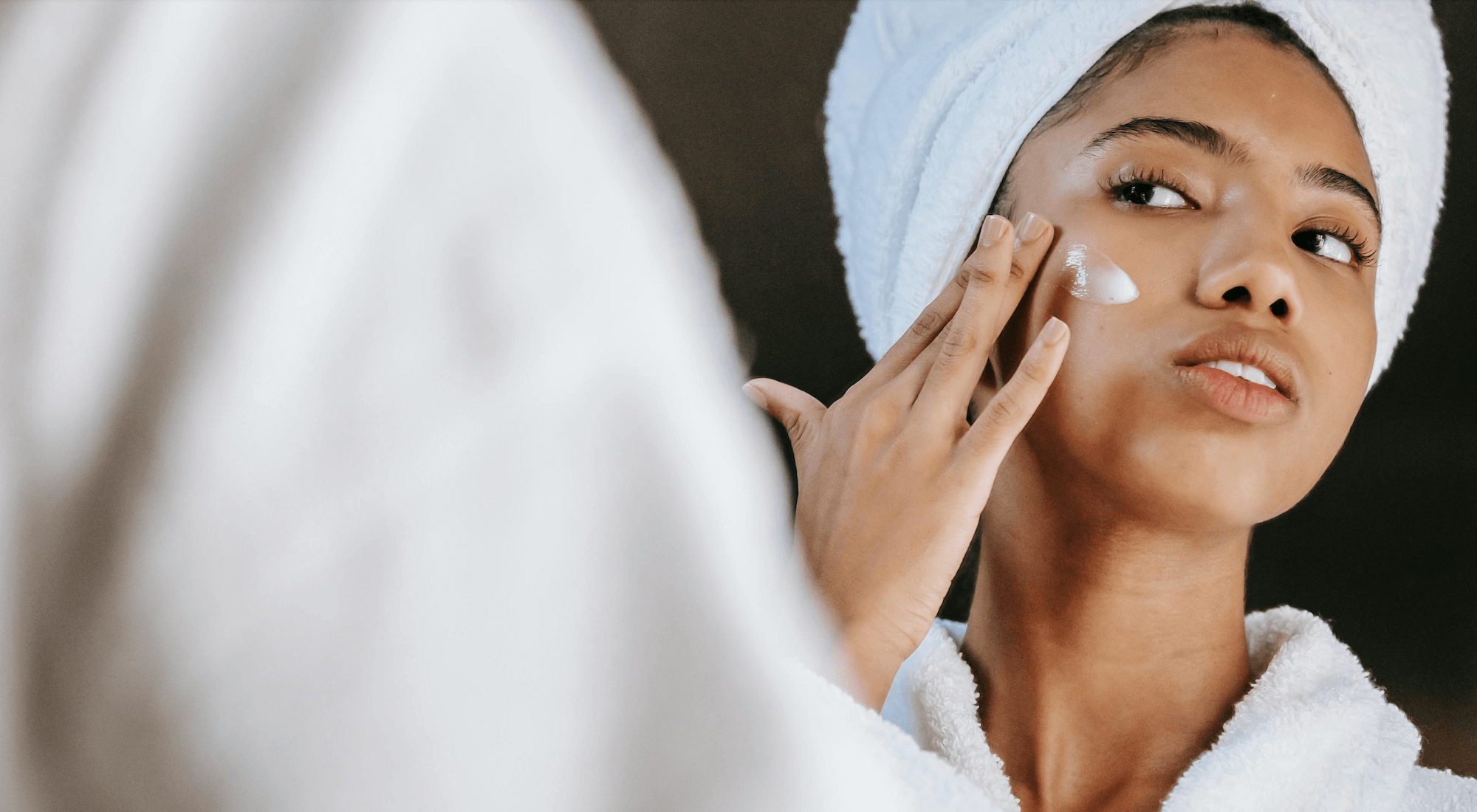 Мицеларна вода и крем против бръчки - незаменими елементи за качествена грижа за кожата на лицето