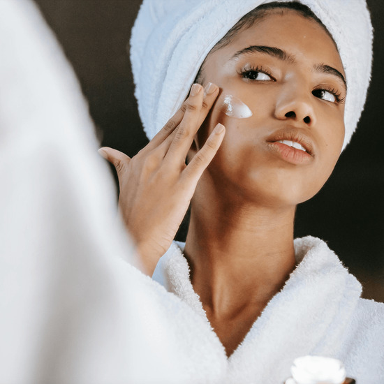 Мицеларна вода и крем против бръчки - незаменими елементи за качествена грижа за кожата на лицето